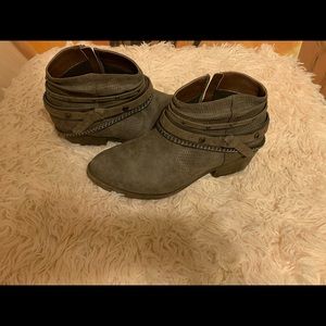 Like new Jellypop size 10 ankle booties